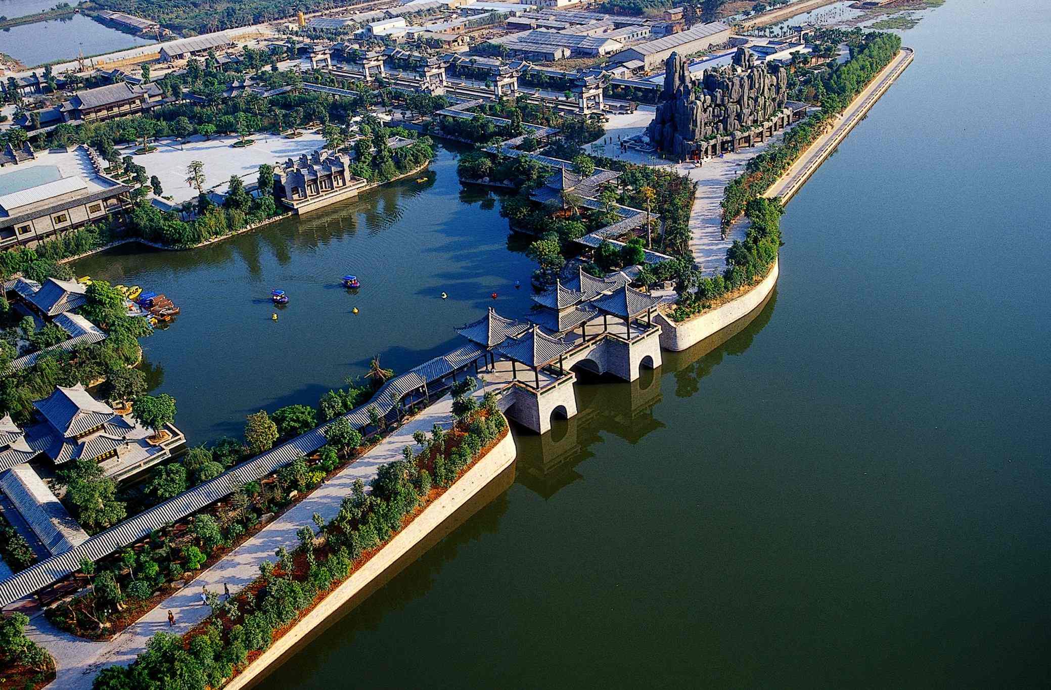 粤晖园大景图(粤晖园——中国最大的古典私家园林).jpg